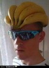 2niigftp6z-ragazzo-con-casco-di-banane-in-testa-vaccata_a.jpg