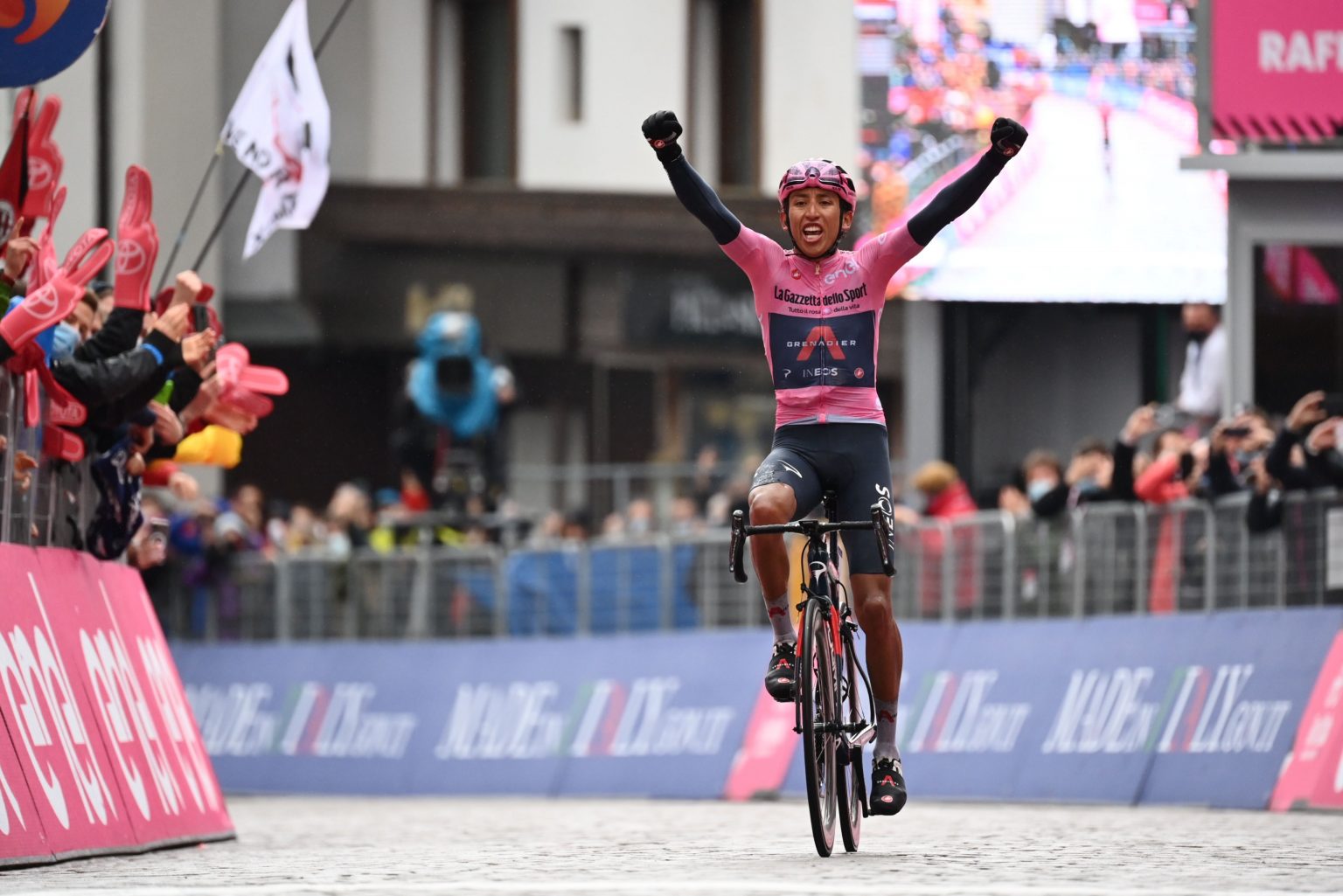 la maglia rosa che giro fa oggi in bicicletta